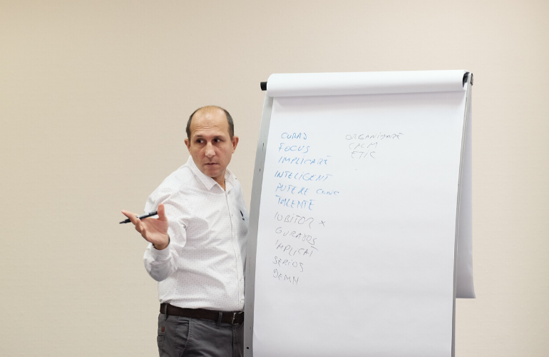 Cum să conviețuiești cu 3 tipologii de manageri dificili