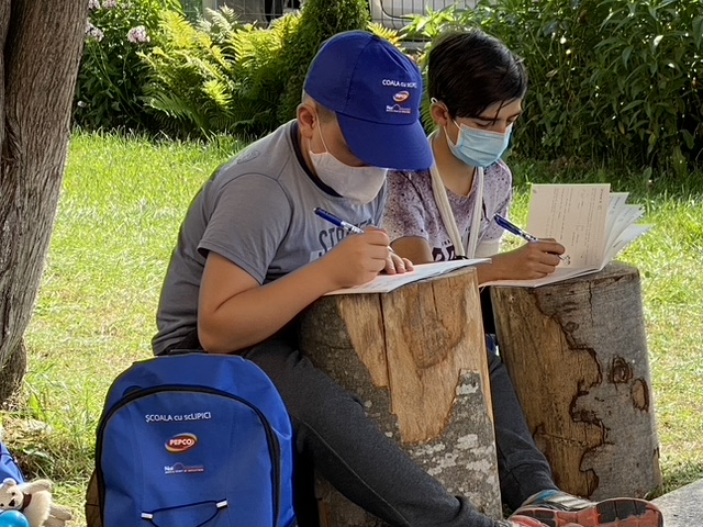 250 de copii din mediul rural clujean s-au întors după 6 luni la “școala cu scLIPICI”