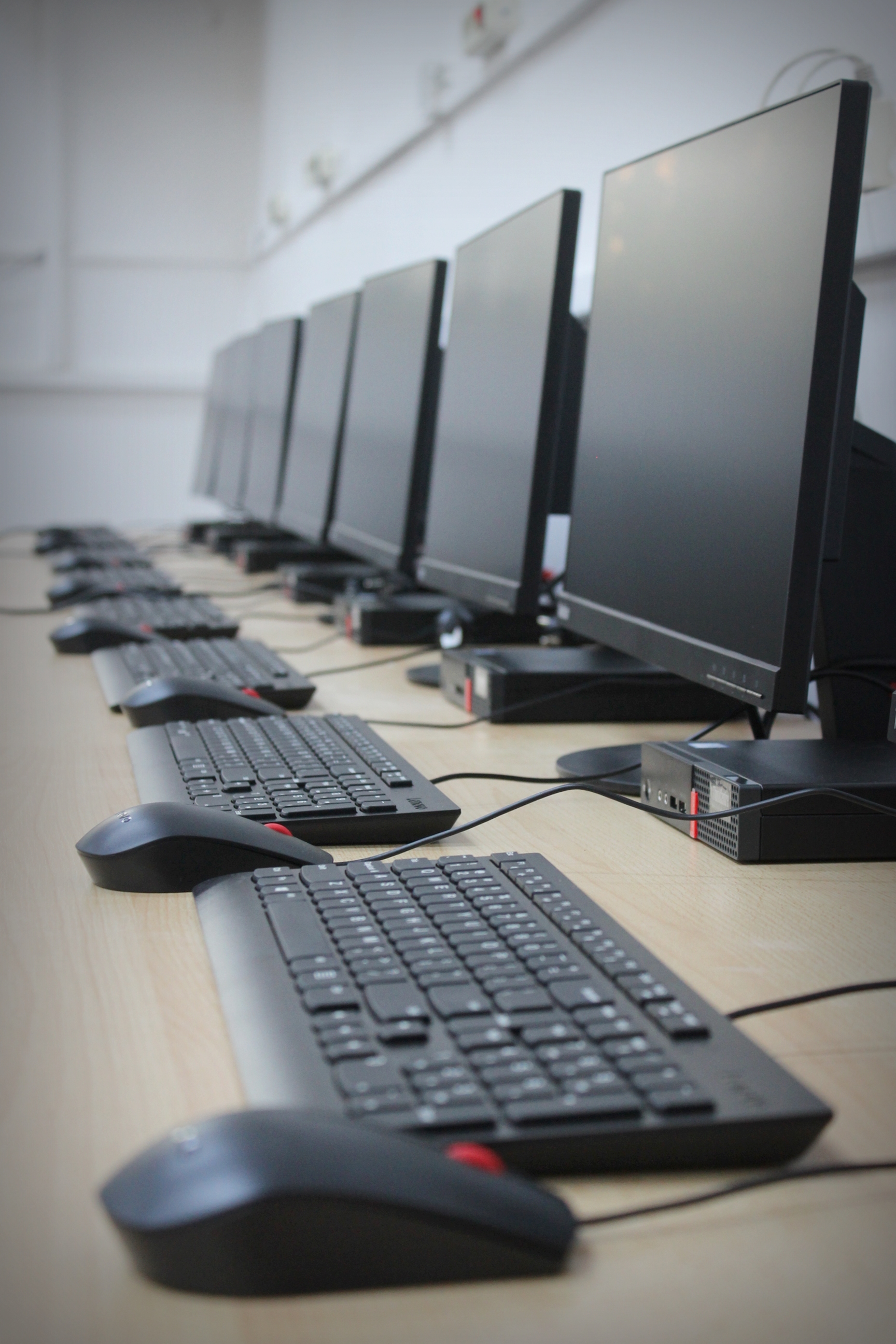 Peste 3.600 de elevi studiază informatica în laboratoare moderne, printr-o investiție de 145.000 euro realizată de Holcim România 